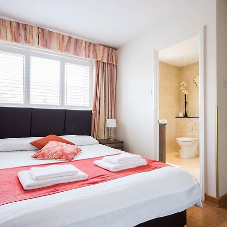 Spacious House, Sleeps 7 People レディング エクステリア 写真