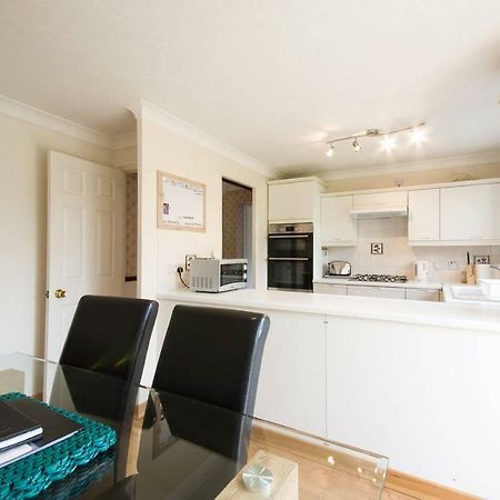 Spacious House, Sleeps 7 People レディング エクステリア 写真