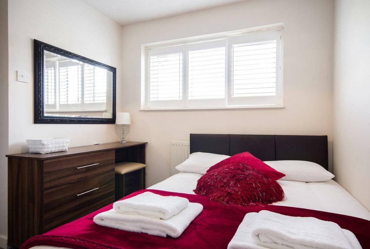 Spacious House, Sleeps 7 People レディング エクステリア 写真