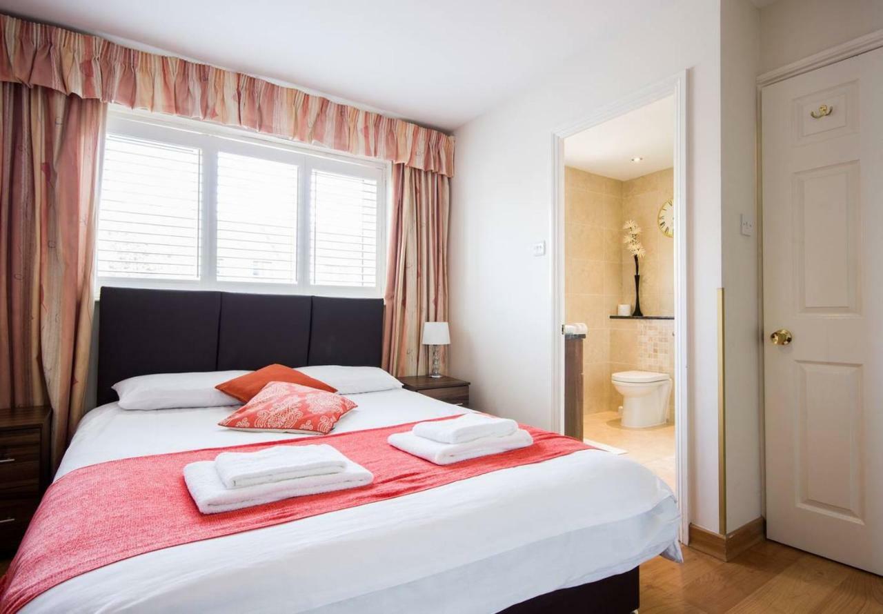 Spacious House, Sleeps 7 People レディング エクステリア 写真