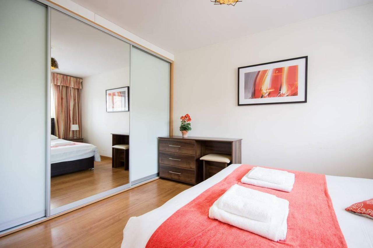 Spacious House, Sleeps 7 People レディング エクステリア 写真