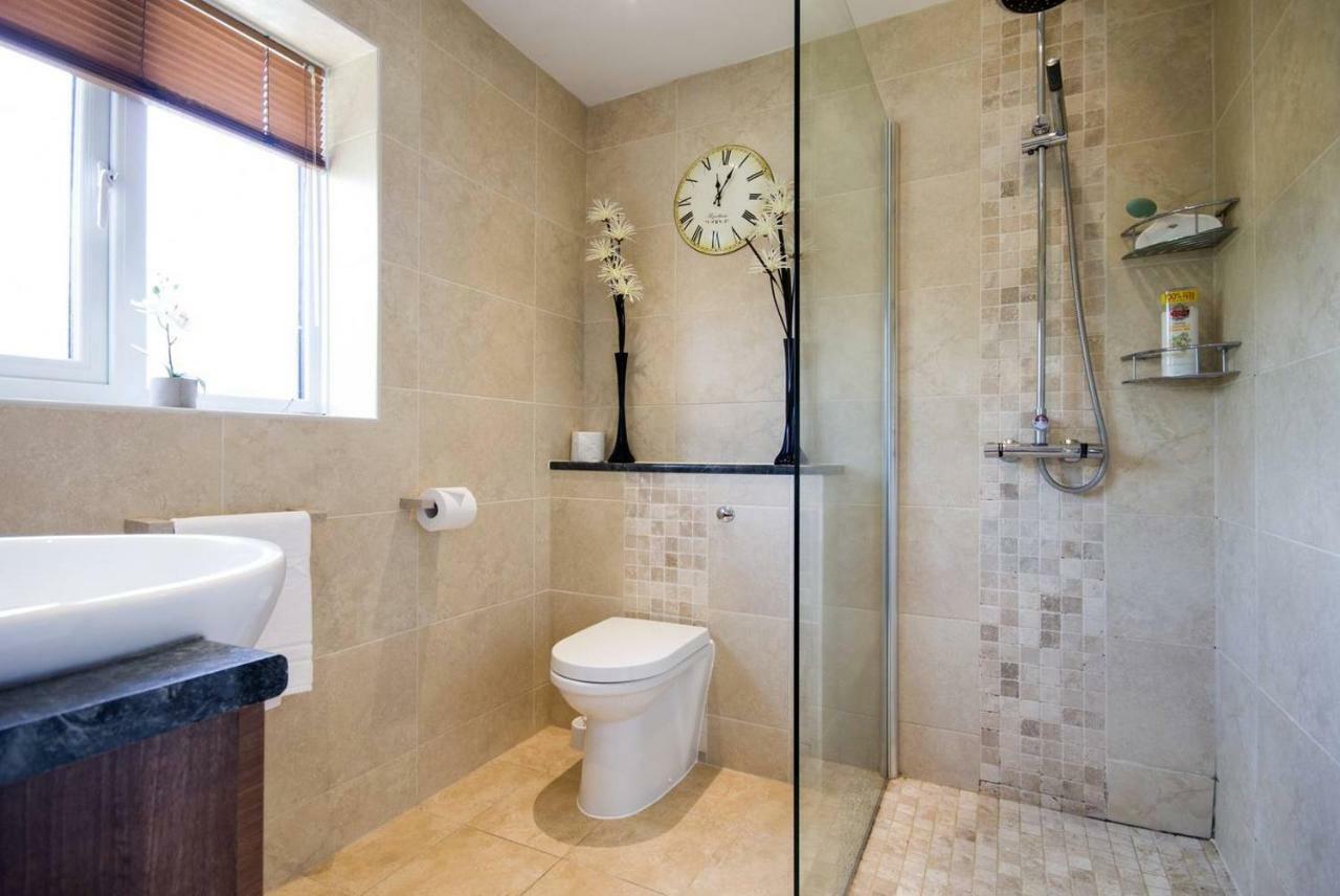 Spacious House, Sleeps 7 People レディング エクステリア 写真