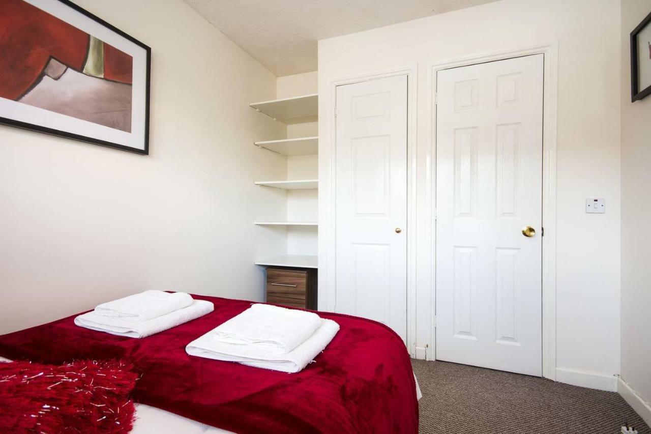Spacious House, Sleeps 7 People レディング エクステリア 写真