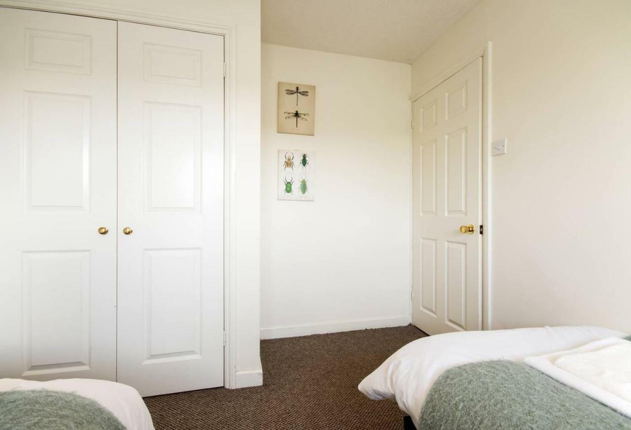 Spacious House, Sleeps 7 People レディング エクステリア 写真