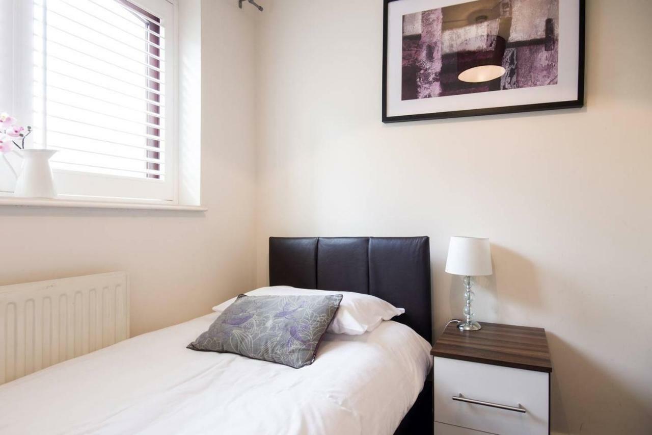 Spacious House, Sleeps 7 People レディング エクステリア 写真