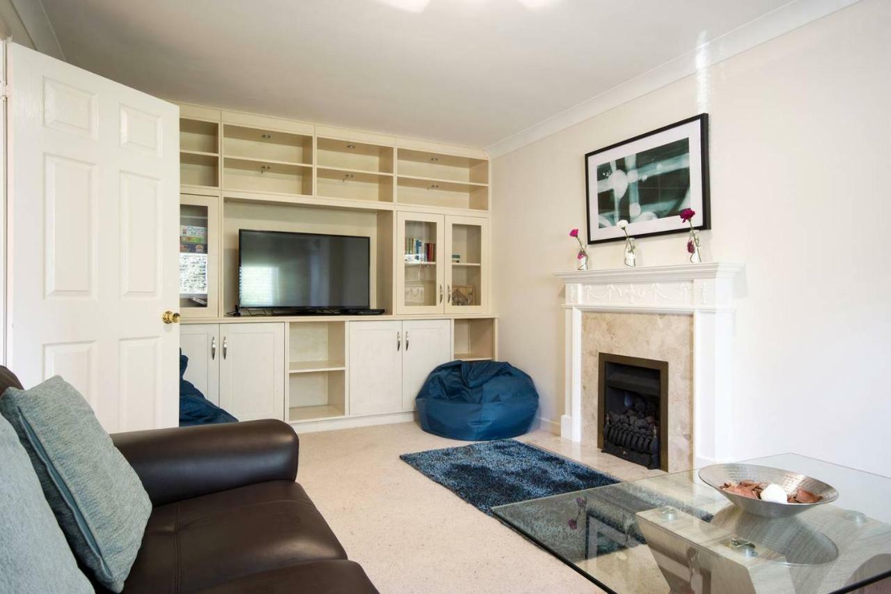 Spacious House, Sleeps 7 People レディング エクステリア 写真