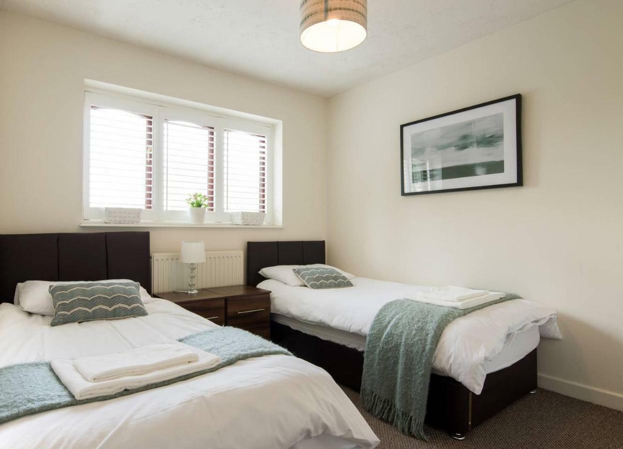 Spacious House, Sleeps 7 People レディング エクステリア 写真