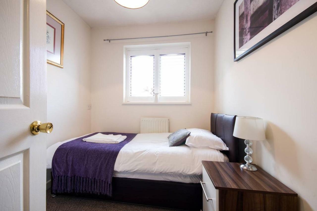 Spacious House, Sleeps 7 People レディング エクステリア 写真