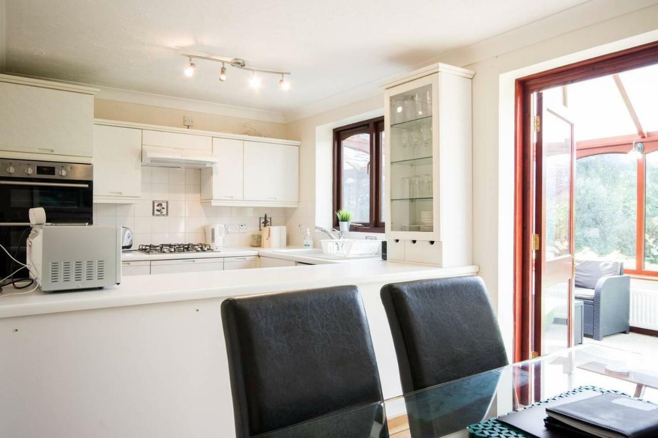 Spacious House, Sleeps 7 People レディング エクステリア 写真