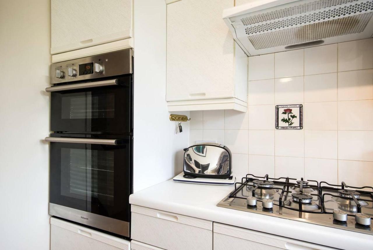 Spacious House, Sleeps 7 People レディング エクステリア 写真