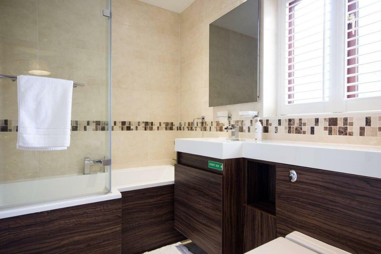 Spacious House, Sleeps 7 People レディング エクステリア 写真