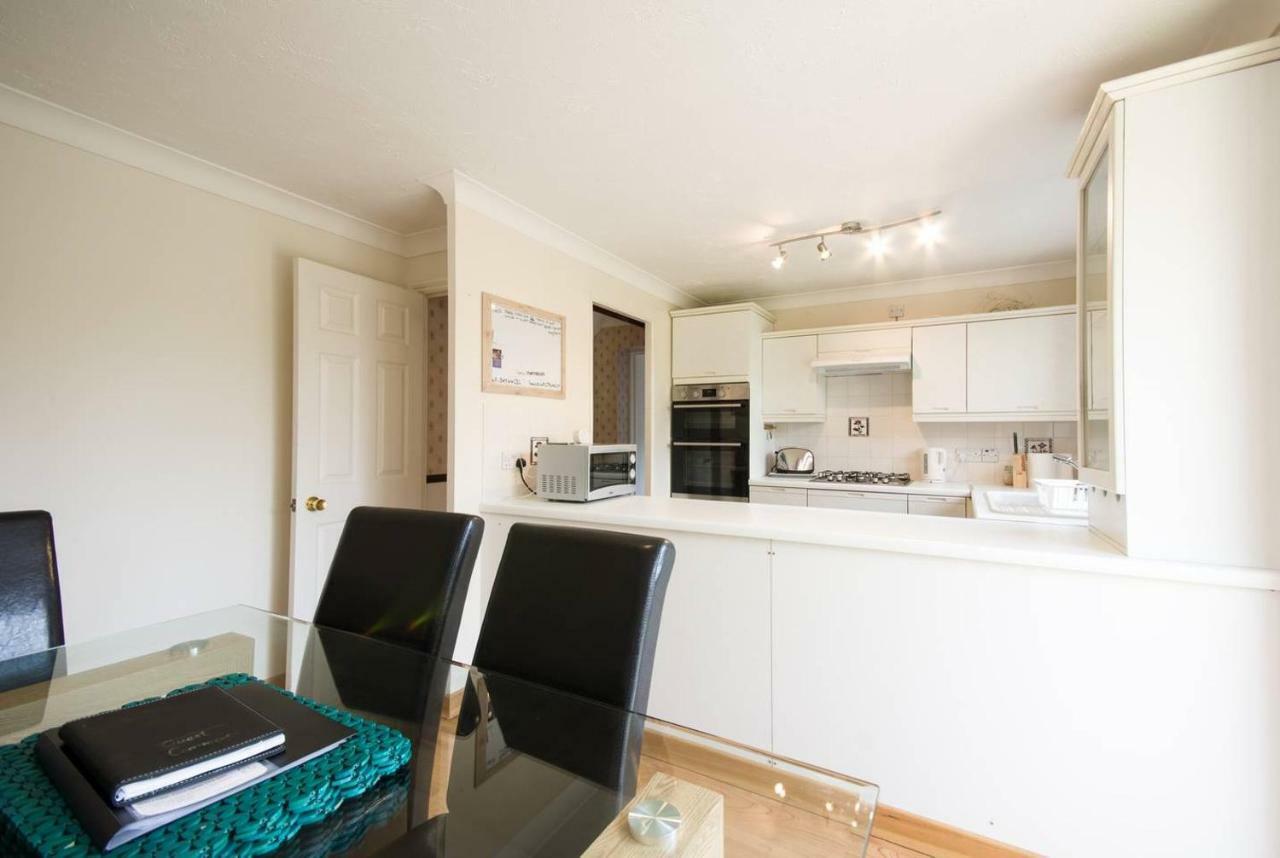 Spacious House, Sleeps 7 People レディング エクステリア 写真